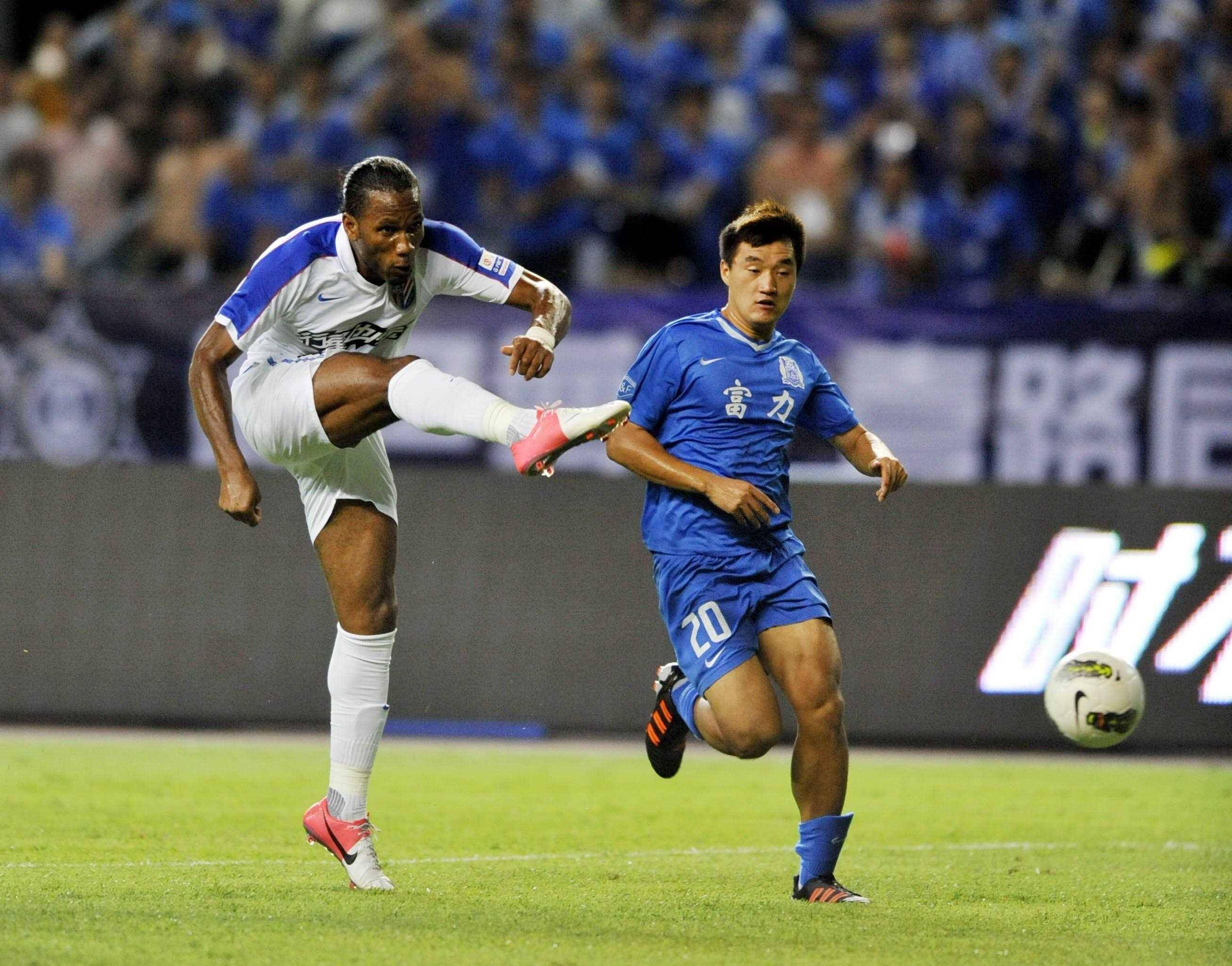 德罗巴迎来十二赛季出色发挥，巴塞罗那观众热烈欢呼！